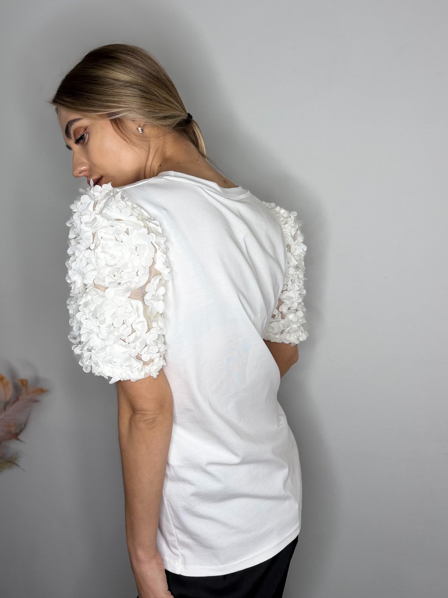 T-shirt Bianca con Maniche 3D – Elegance Bloom