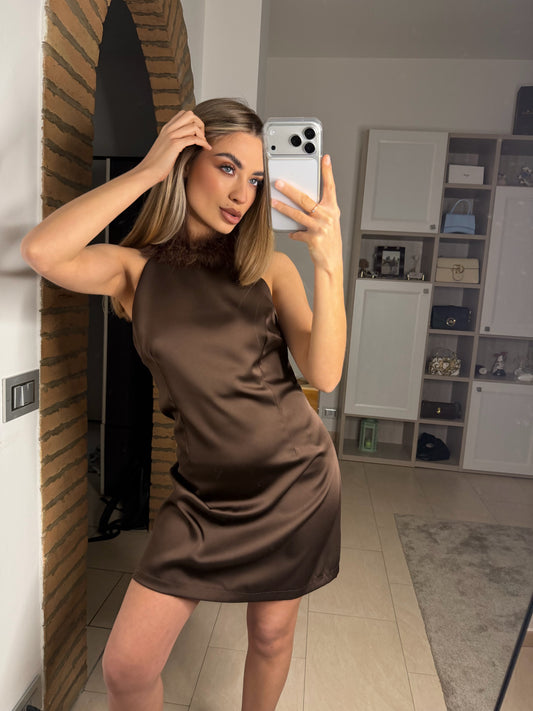 Abito Elegante Satinato con Collo in Pelliccia