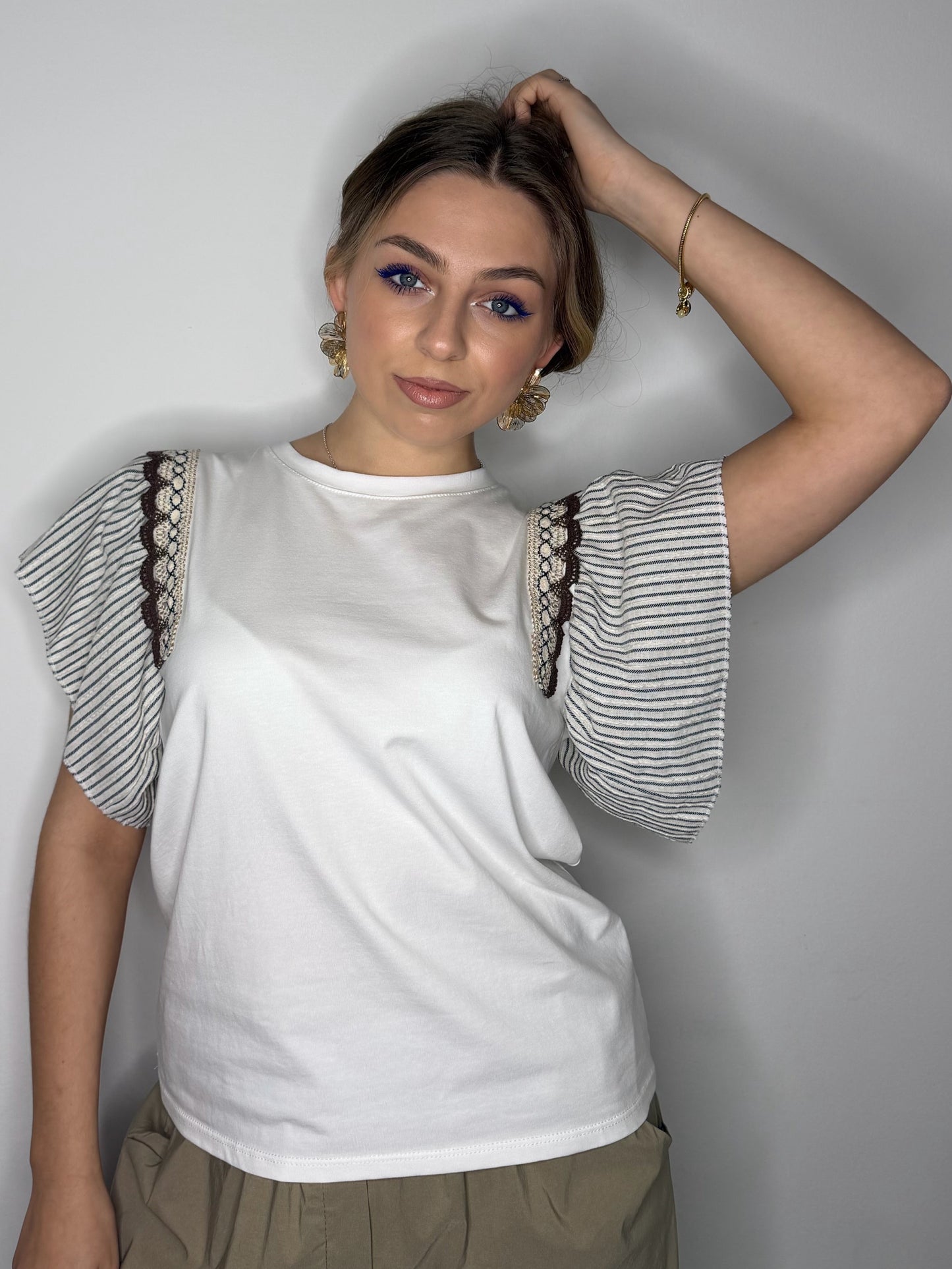 T-shirt Chic in Cotone con Maniche in Pizzo – Bianco