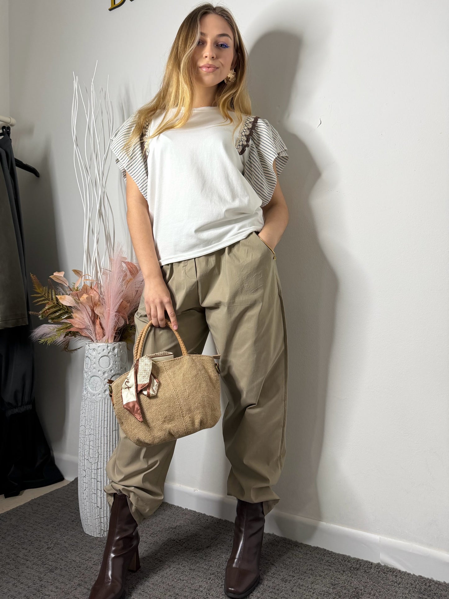 T-shirt Chic in Cotone con Maniche in Pizzo – Bianco