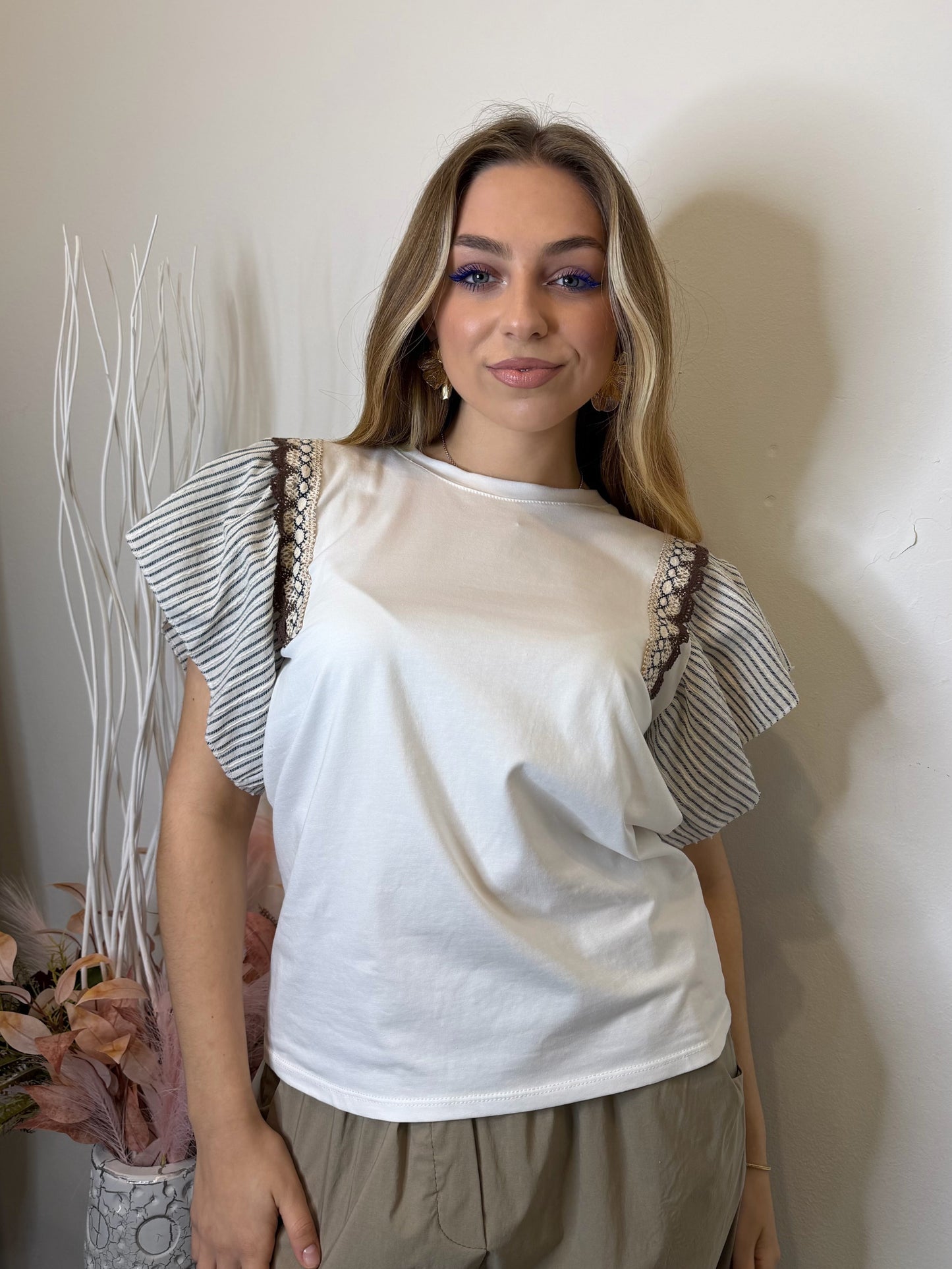 T-shirt Chic in Cotone con Maniche in Pizzo – Bianco