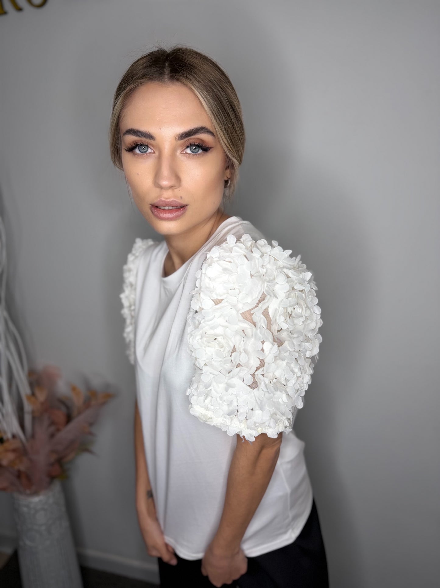 T-shirt Bianca con Maniche 3D – Elegance Bloom