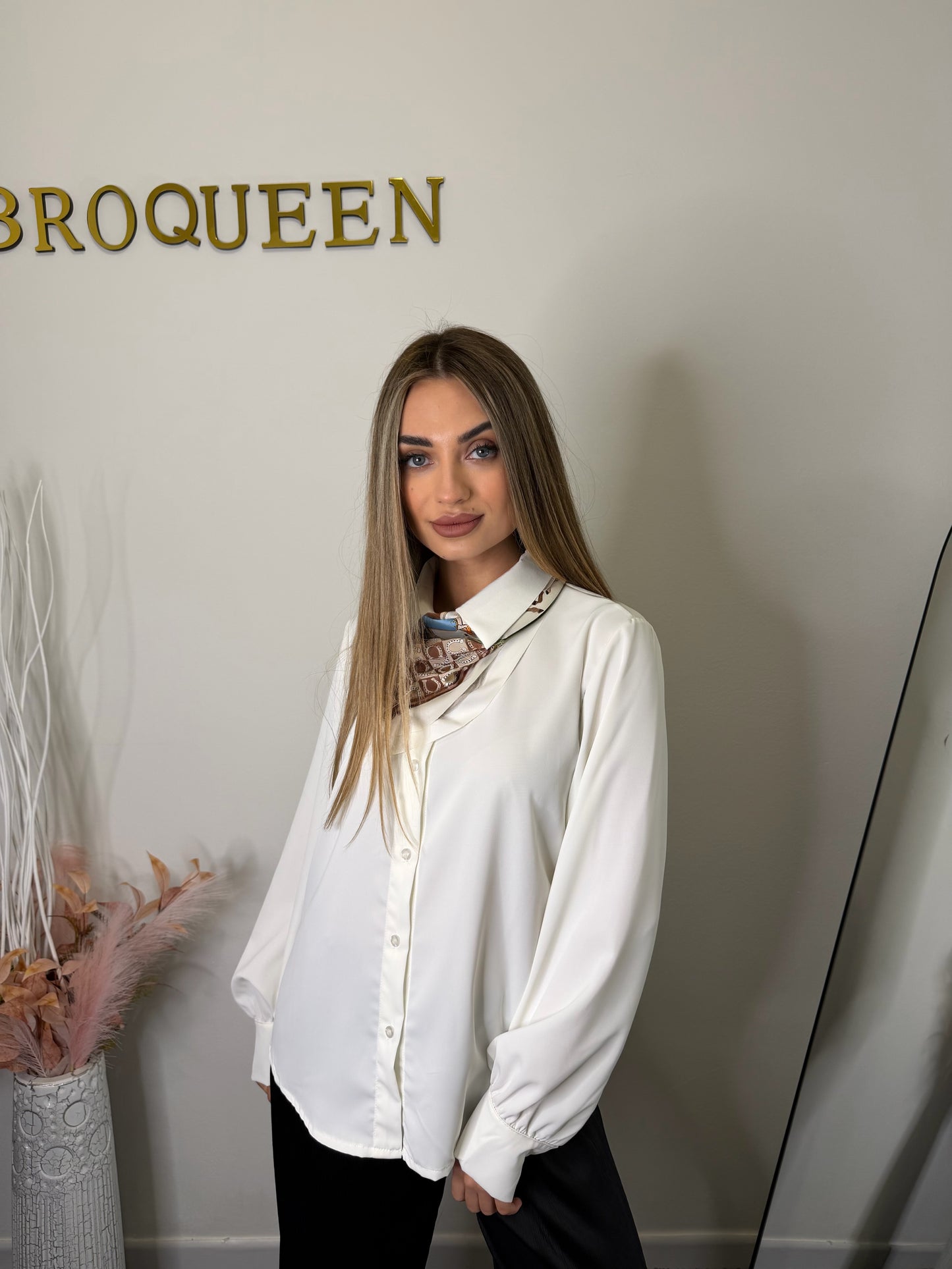 Camicia Elegance con Foulard – Bianco Latte