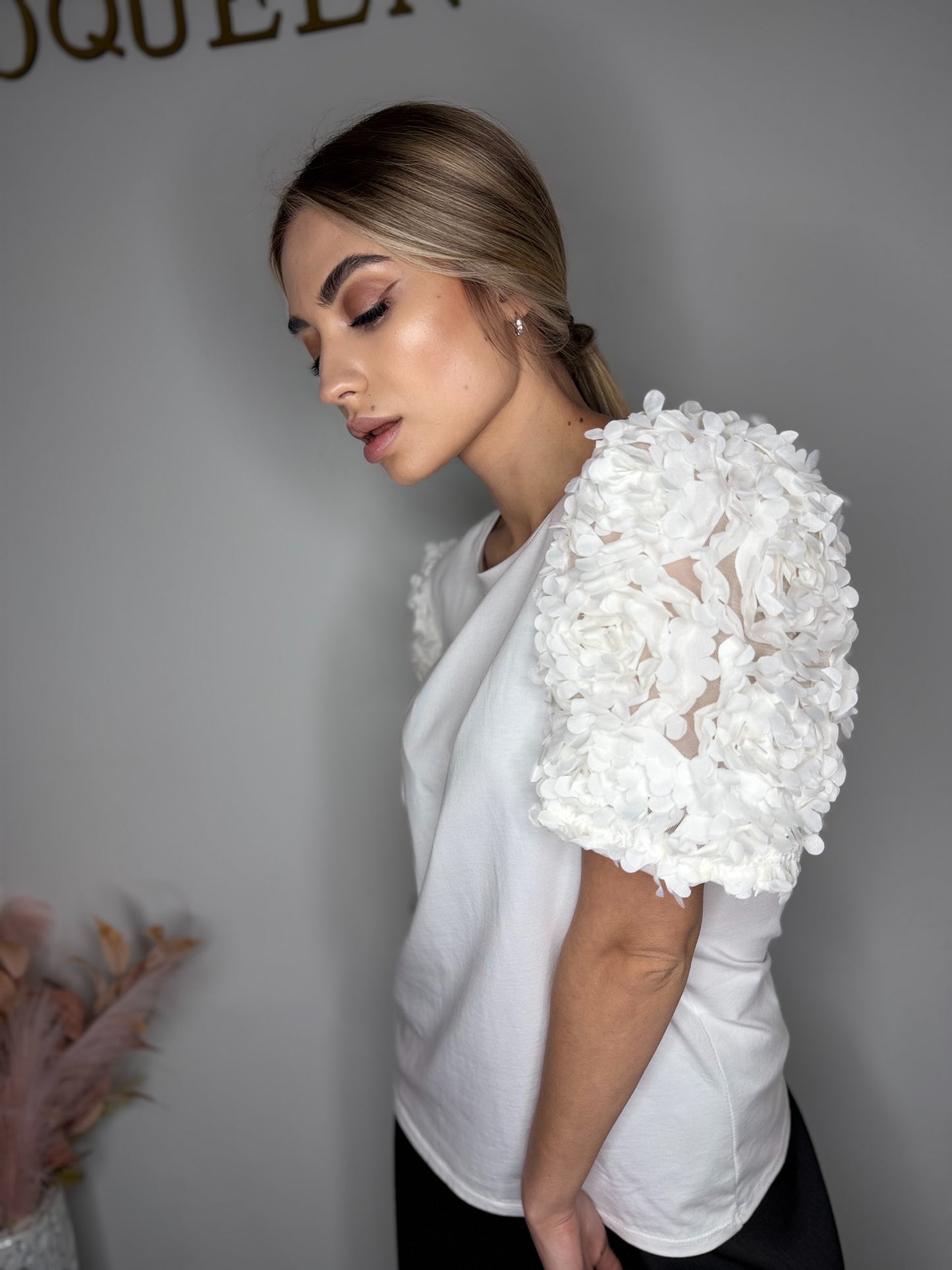 T-shirt Bianca con Maniche 3D – Elegance Bloom