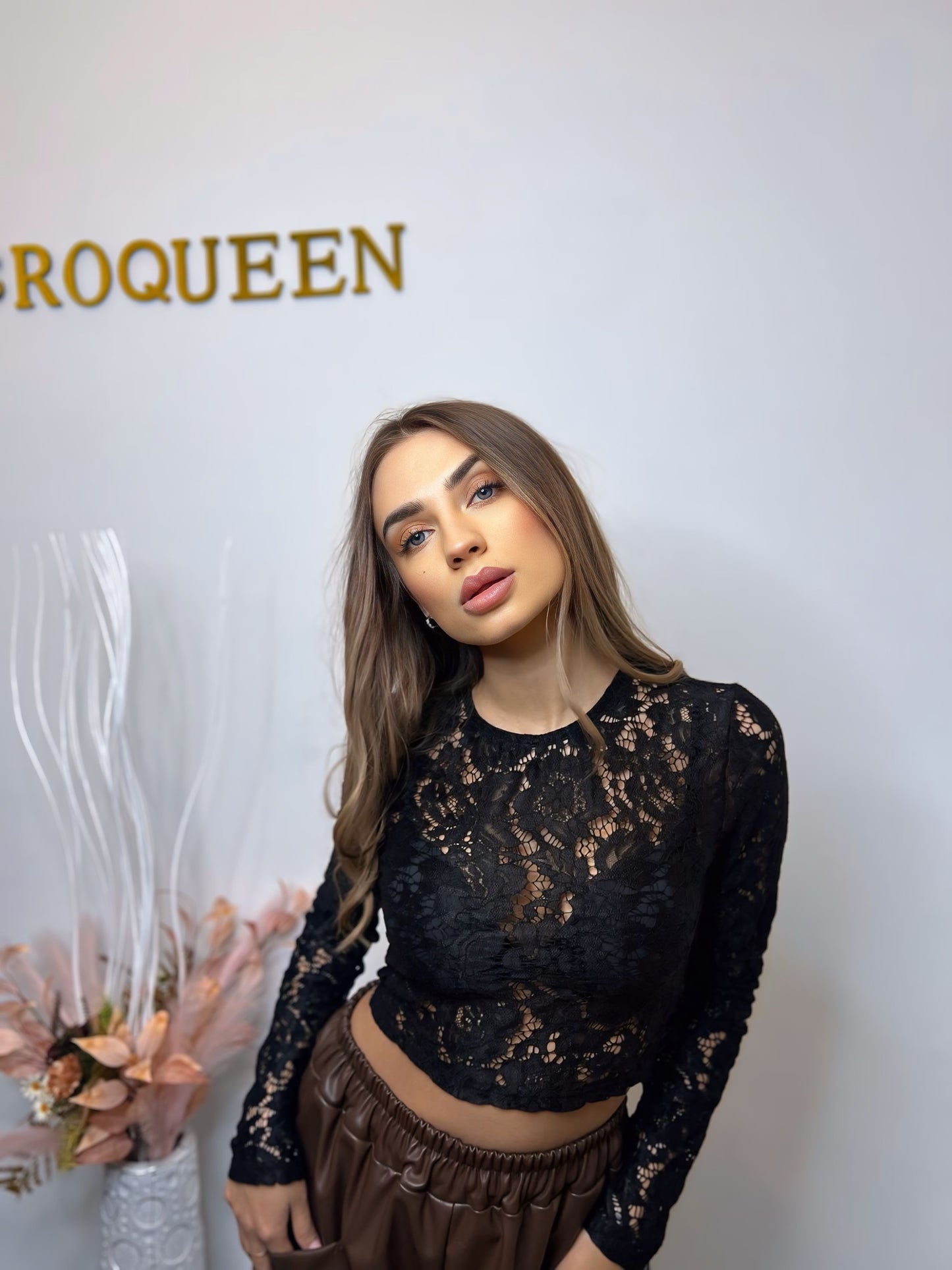 Top in pizzo nero a maniche lunghe