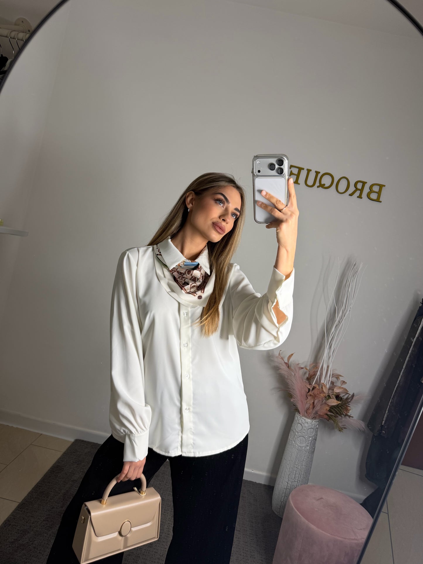 Camicia Elegance con Foulard – Bianco Latte
